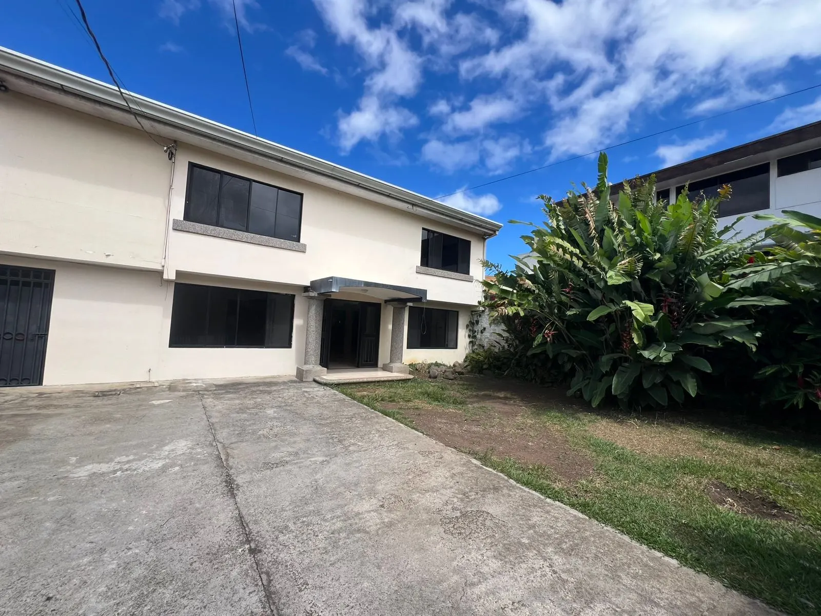 Casa de 5 Dormitorios en San Rafael de Escazú — No en Condominio
