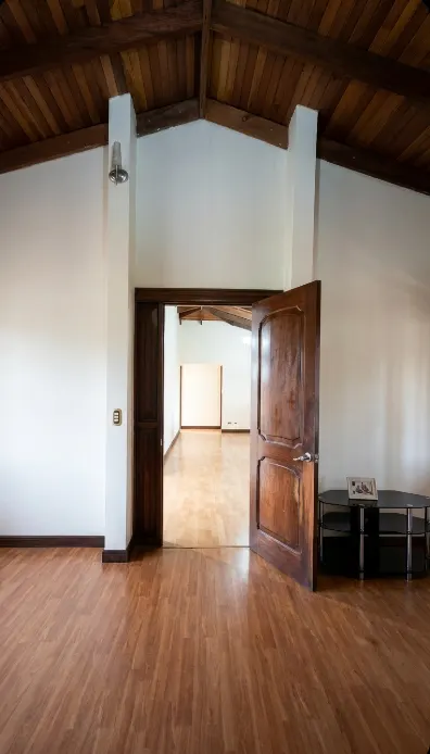 Casa de 6 Dormitorios en Los Laureles, Escazú — 2 en primer nivel — foto 1