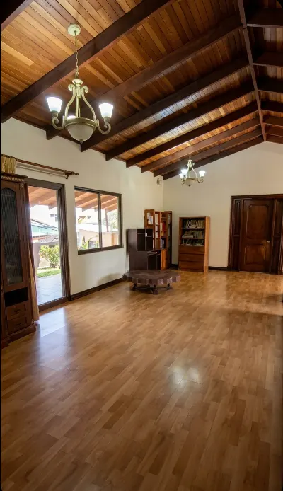Casa de 6 Dormitorios en Los Laureles, Escazú — 2 en primer nivel — foto 2