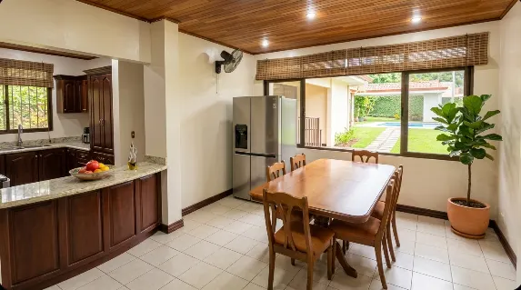 Casa de 6 Dormitorios en Los Laureles, Escazú — 2 en primer nivel — foto 3