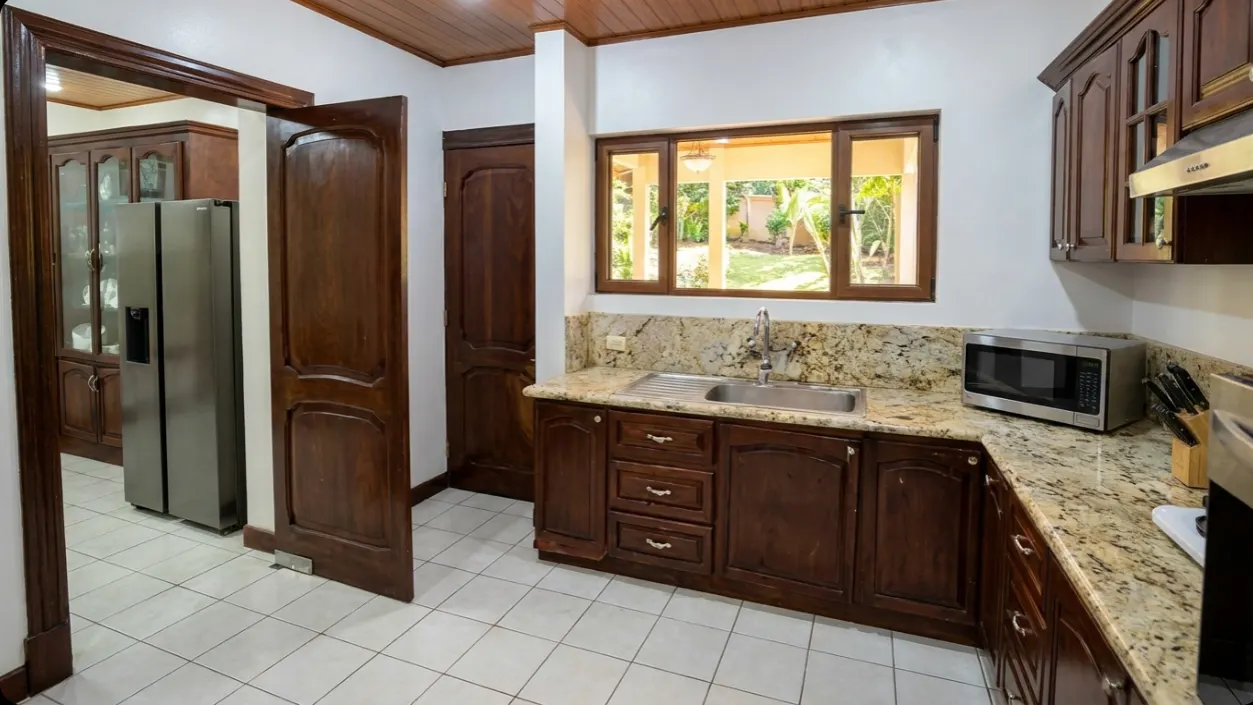 Casa de 6 Dormitorios en Los Laureles, Escazú — 2 en primer nivel — foto 4