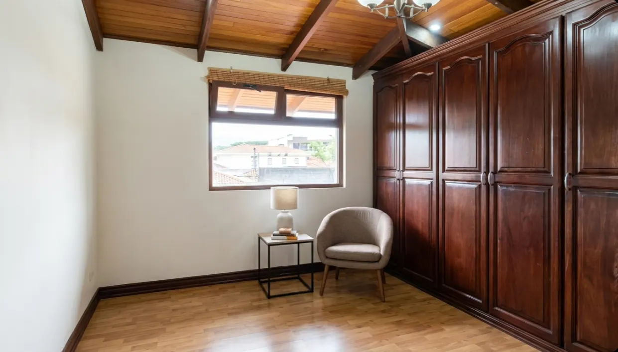 Casa de 6 Dormitorios en Los Laureles, Escazú — 2 en primer nivel — foto 7