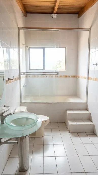 Casa de 6 Dormitorios en Los Laureles, Escazú — 2 en primer nivel — foto 8
