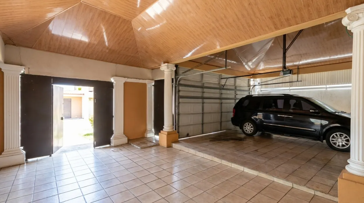 Casa de 6 Dormitorios en Los Laureles, Escazú — 2 en primer nivel — foto 10