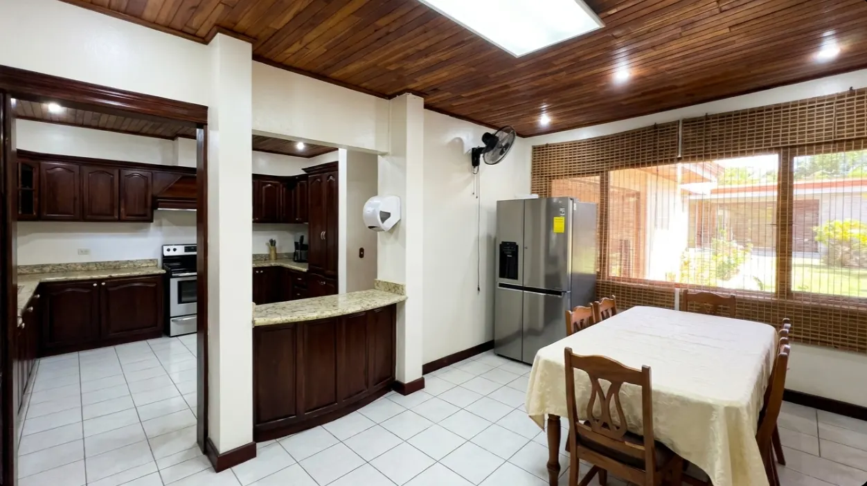Casa de 6 Dormitorios en Los Laureles, Escazú — 2 en primer nivel