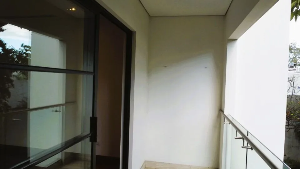 Balcón privado con vista al jardín — casa en alquiler en San Rafael de Escazú