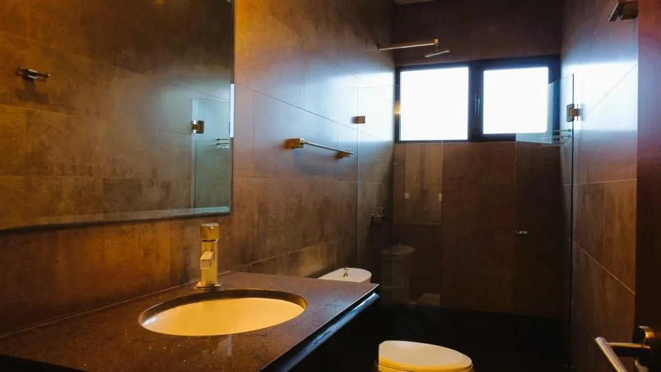 Baño del cuarto de servicio — casa en alquiler en San Rafael de Escazú