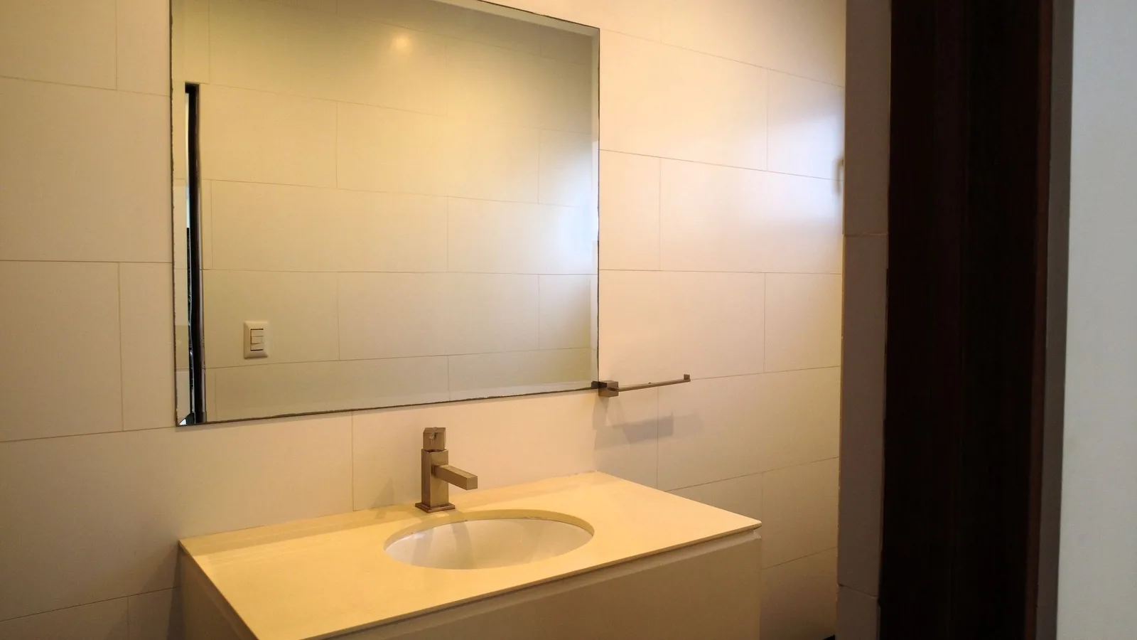 Baño de visitas — casa en alquiler en San Rafael de Escazú