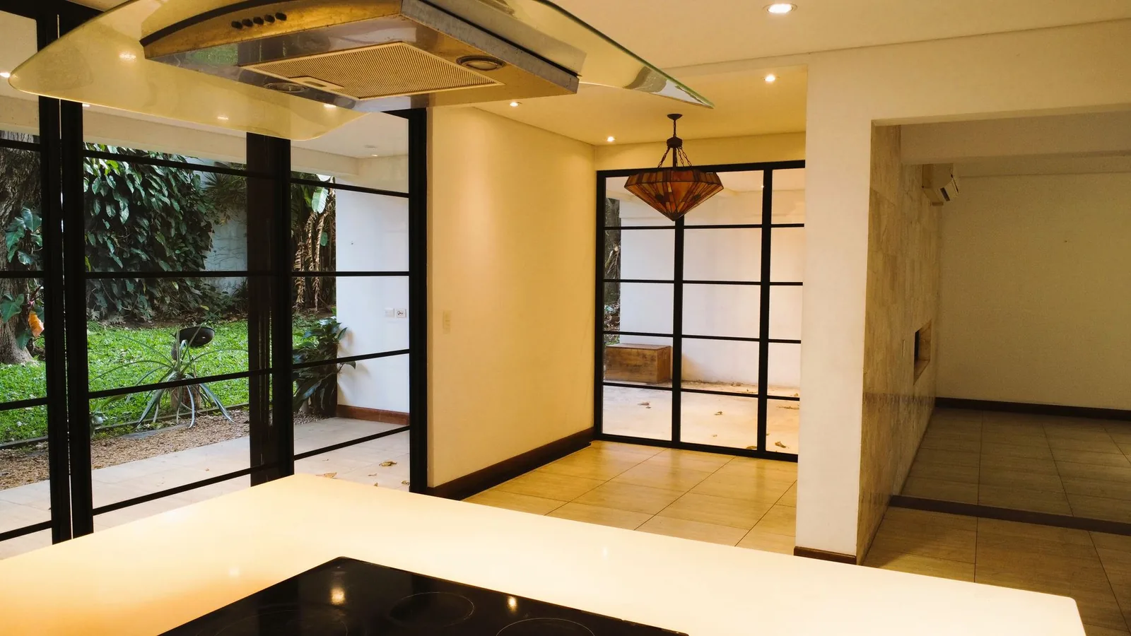 Cocina abierta al comedor — casa en alquiler en San Rafael de Escazú