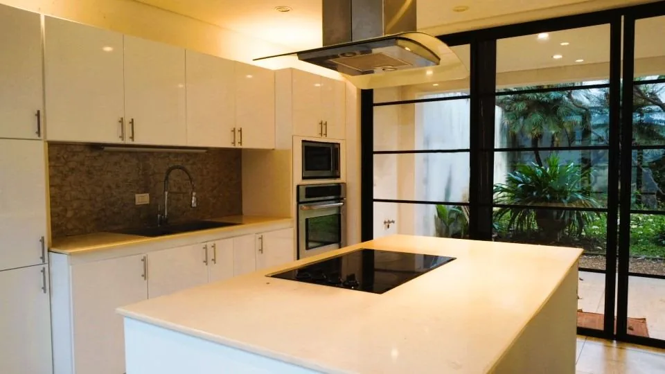 Cocina completa con acceso a la terraza — casa en alquiler en San Rafael de Escazú