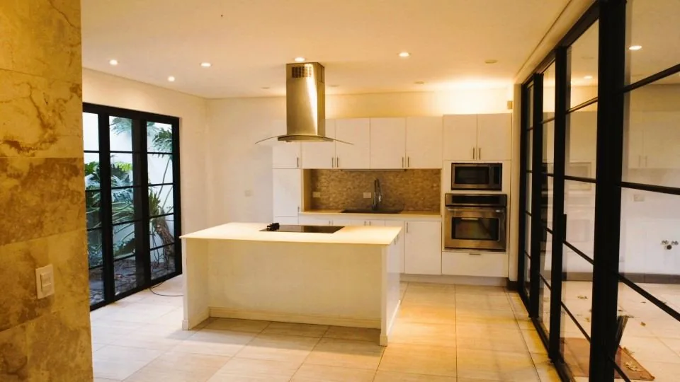 Hornos empotrados en la cocina — casa en alquiler en San Rafael de Escazú