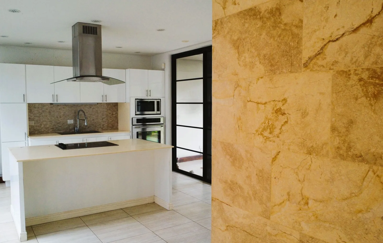 Cocina con isla central y sobre de cuarzo — casa en alquiler en San Rafael de Escazú