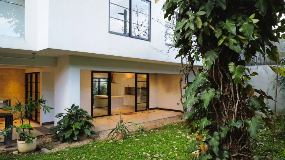 Fachada y jardín con terraza techada — casa en alquiler en San Rafael de Escazú