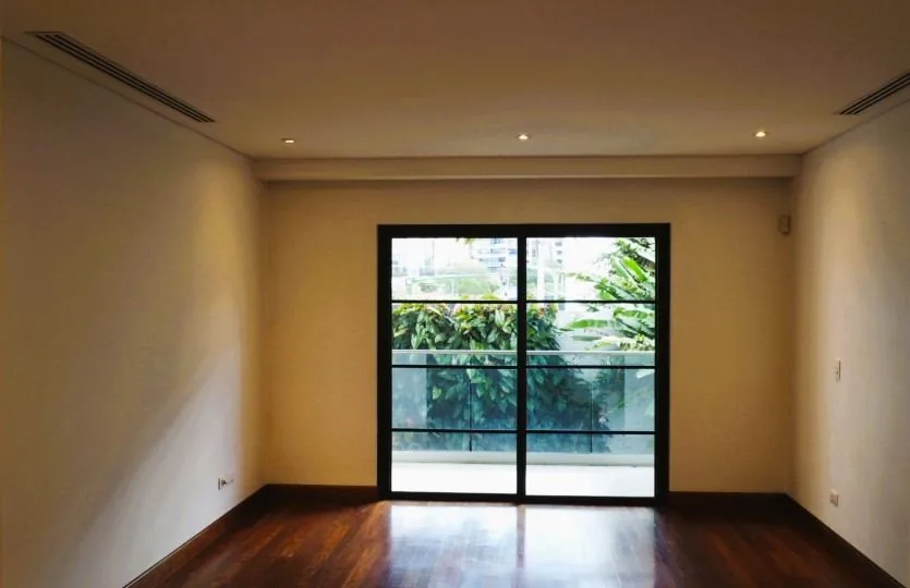 Dormitorio con balcón — casa en alquiler en San Rafael de Escazú