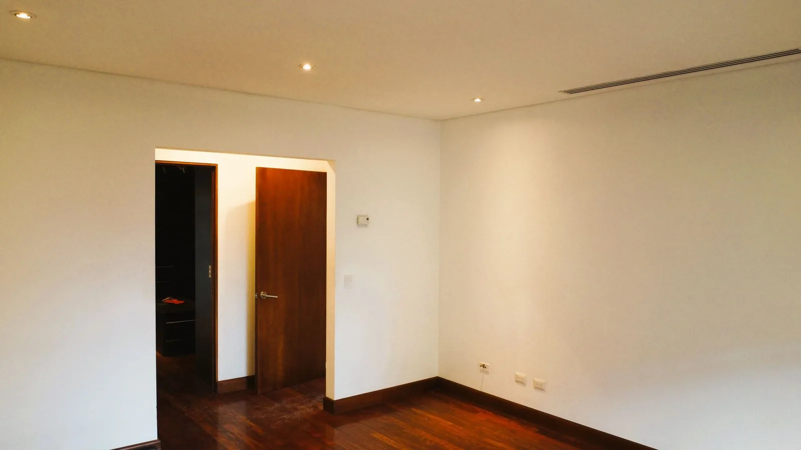 Dormitorio con vestidor propio — casa en alquiler en San Rafael de Escazú