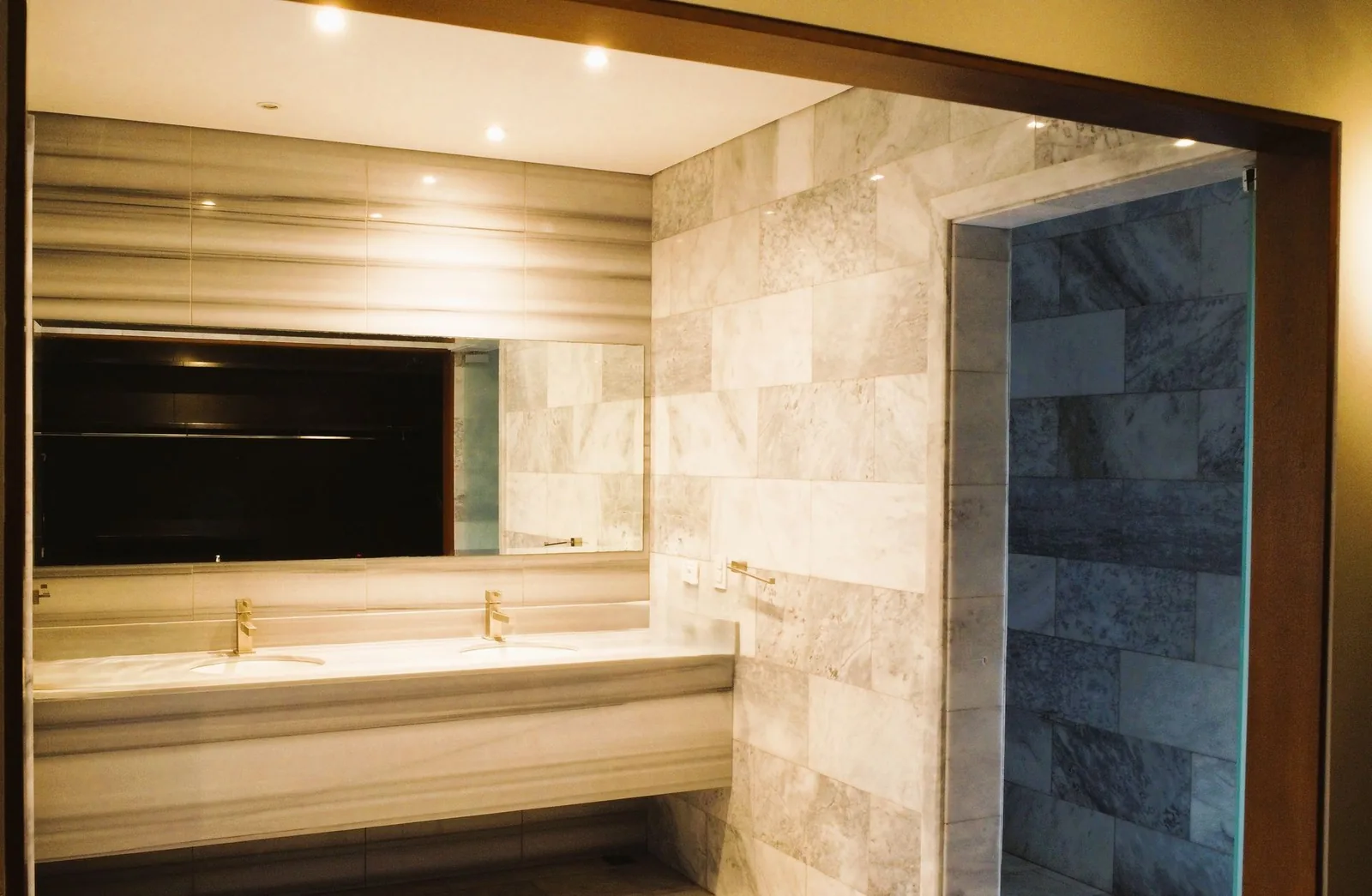 Baño de la master suite con doble lavabo — casa en alquiler en San Rafael de Escazú