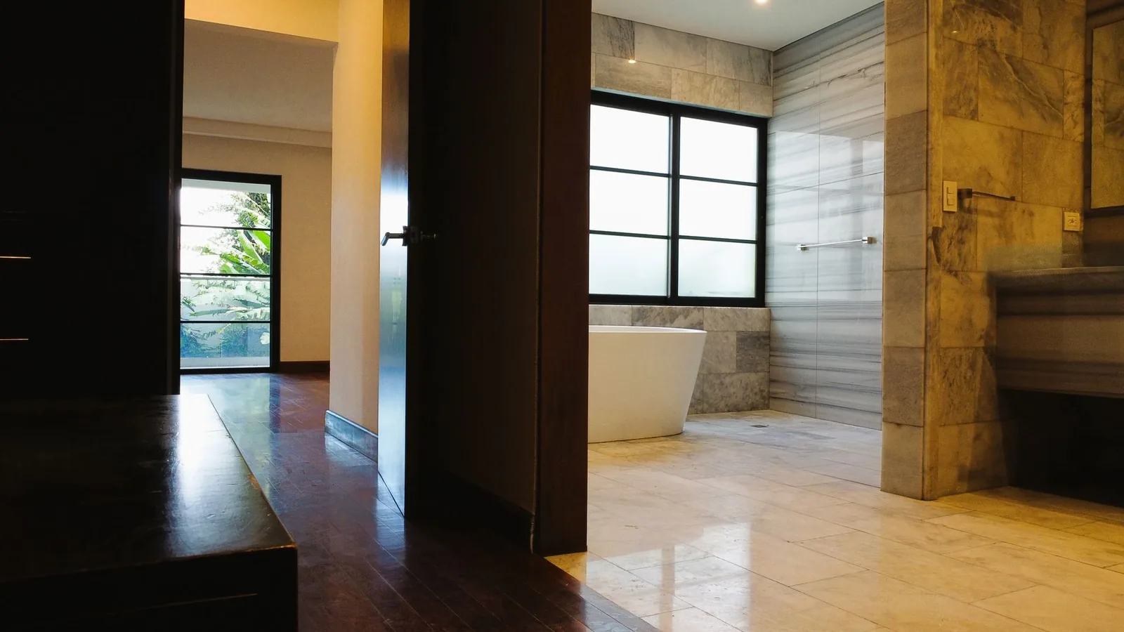 Baño de la master suite con tina y vista al jardín — casa en alquiler en San Rafael de Escazú