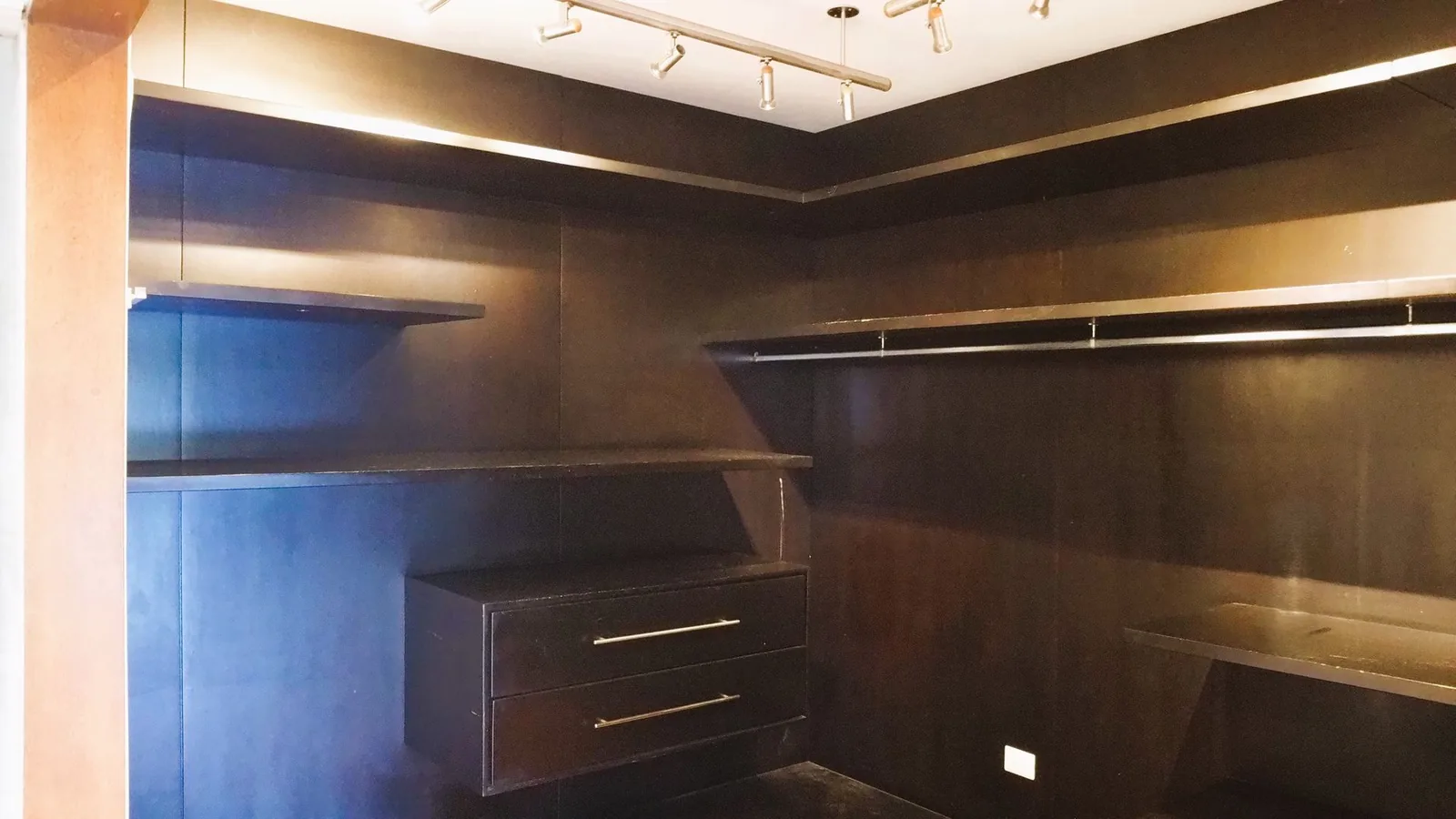 Vestidor de 29 m² de la master suite — casa en alquiler en San Rafael de Escazú