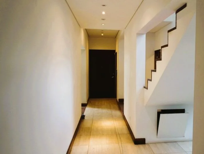 Escalera y pasillo del segundo nivel — casa en alquiler en San Rafael de Escazú
