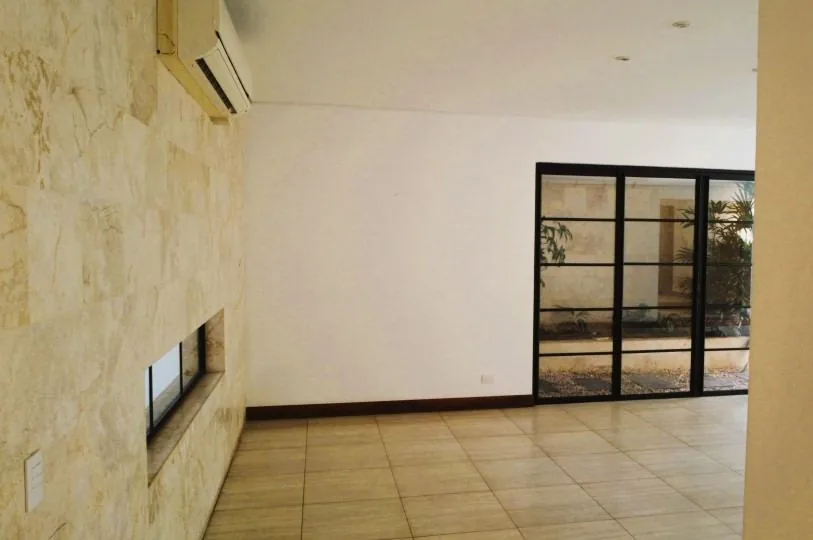 Sala con friso de mármol — casa en alquiler en San Rafael de Escazú