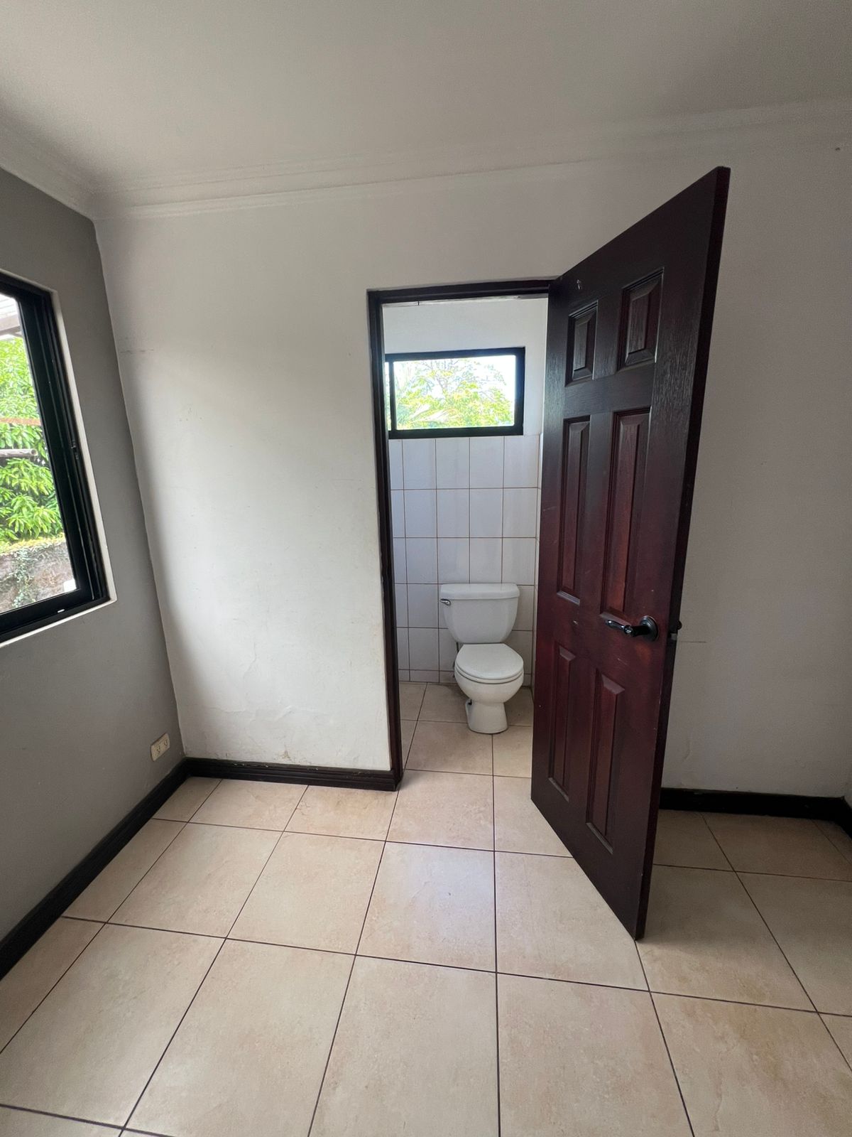 Cuarto de servicio con baño completo en casa en venta San Rafael de Escazú