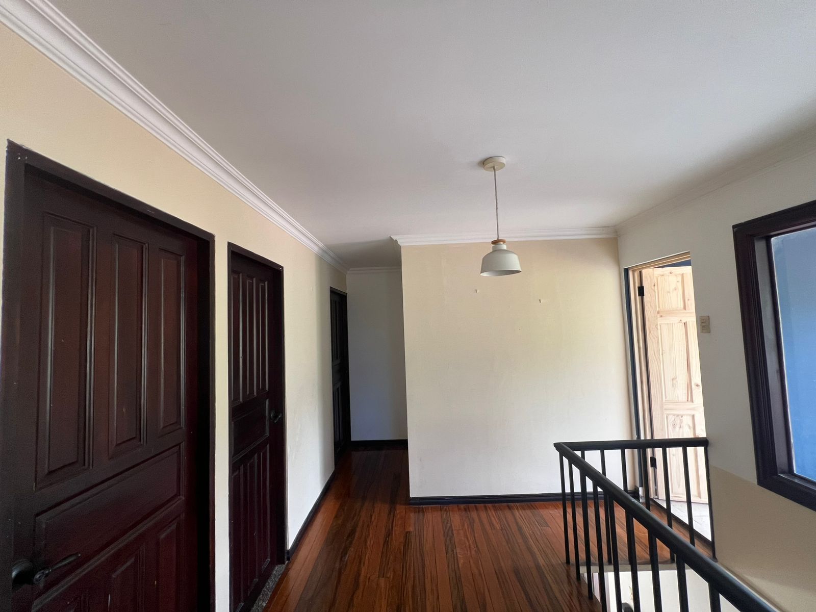 Pasillo hacia los dormitorios en casa de dos niveles en venta San Rafael de Escazú
