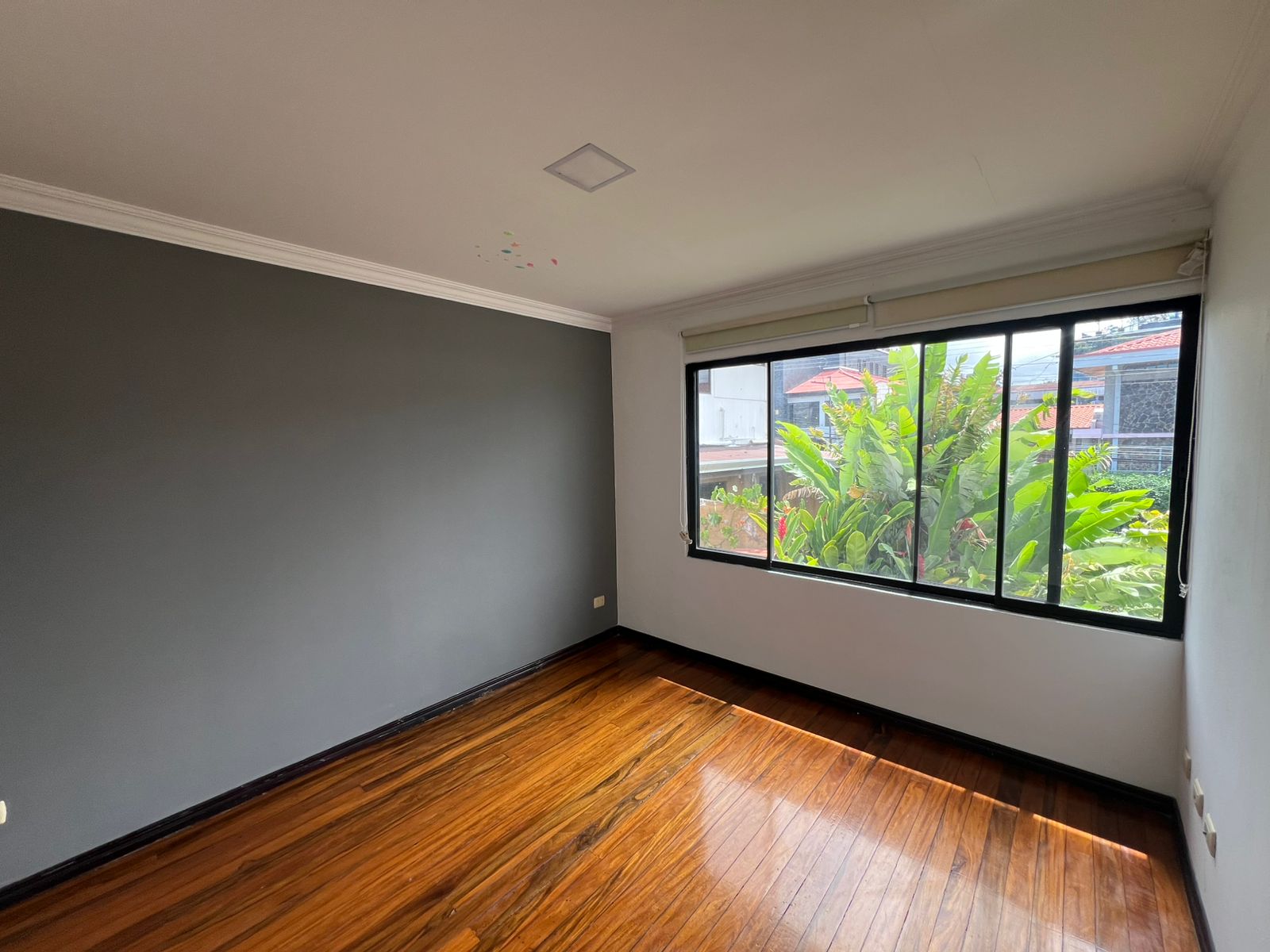 Dormitorio secundario amplio en casa independiente en venta San Rafael de Escazú