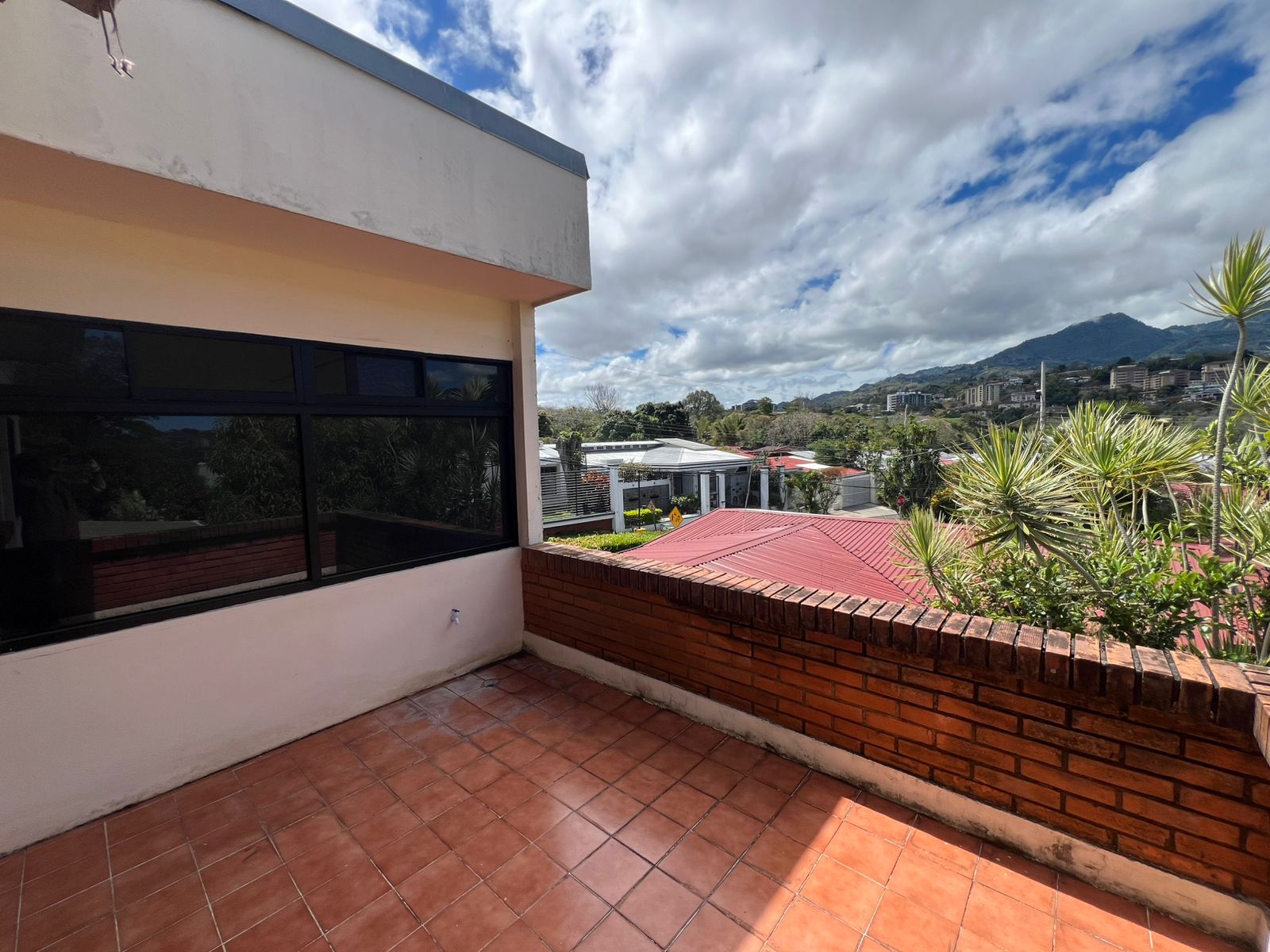 Balcón del master bedroom con vistas a las montañas de Escazú, casa en venta San Rafael
