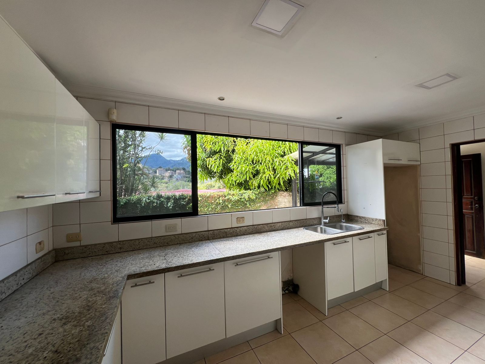 Cocina con mesón de granito en casa independiente en venta San Rafael de Escazú