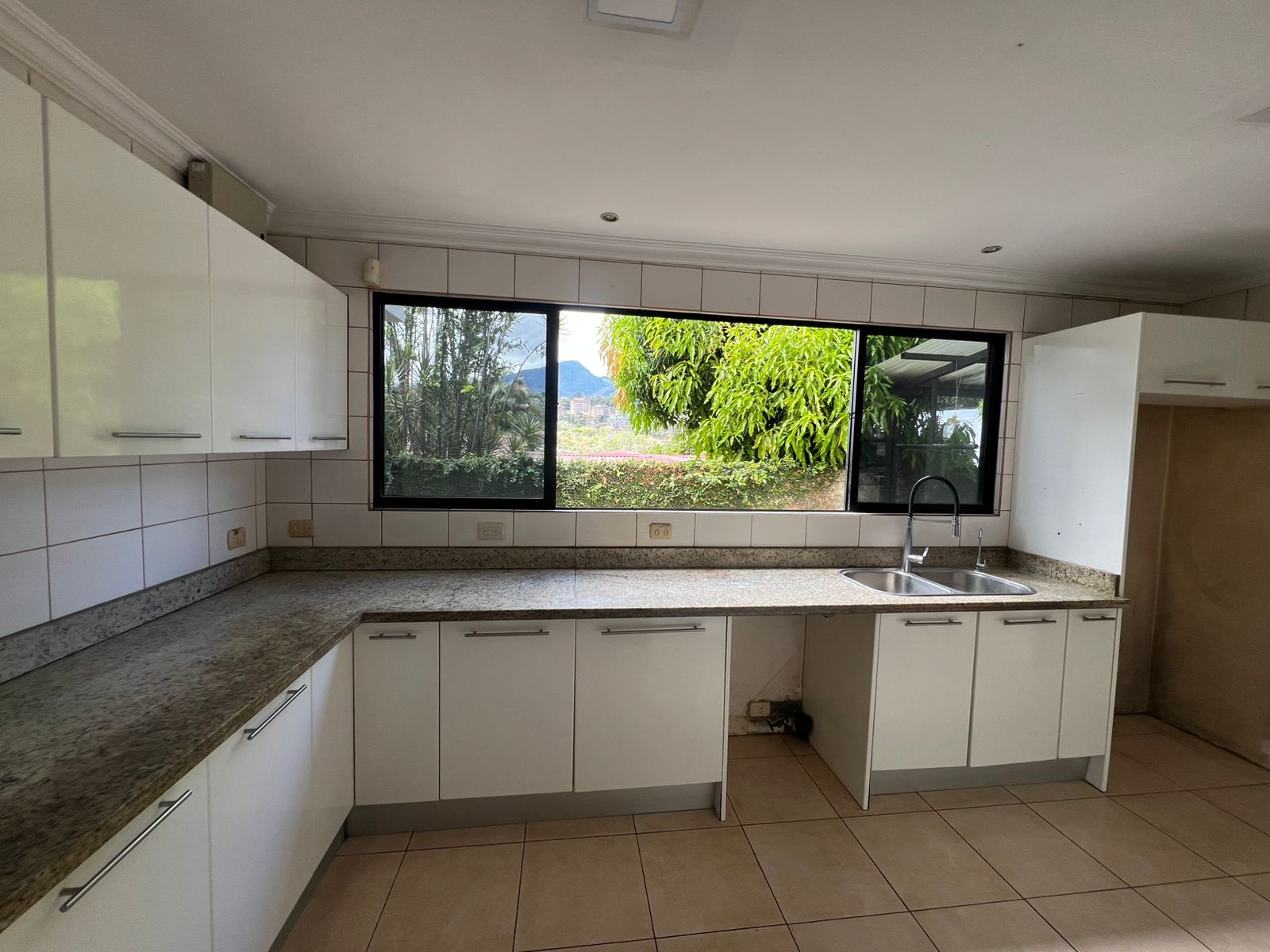 Cocina ventilada con luz natural en casa de lujo en venta San Rafael de Escazú